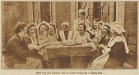 871744 Afbeelding van een groep meisjes dat een gedeelte van Hildebrands toneelstuk 'De Familie Stastok' opgevoerd ...
